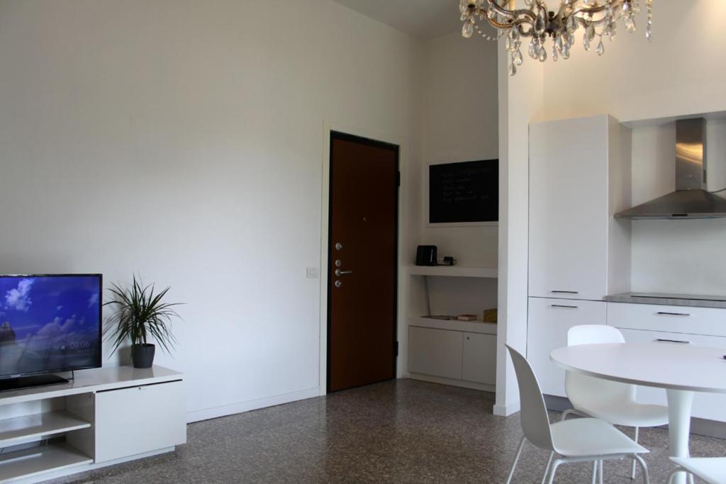 La Casa Di Antoine Apartment Чезано Мадерно Екстериор снимка